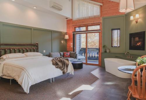 . Outland Chalet & Suites Great Smoky Mountains