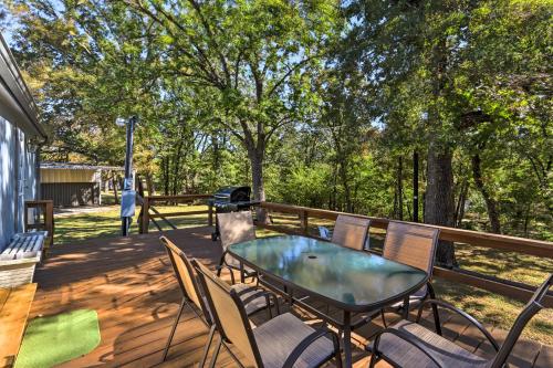 Charming Home with Deck and Yard - 1 Mi to Lake Texoma!