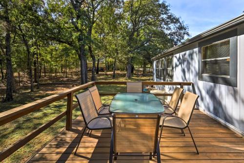 Charming Home with Deck and Yard - 1 Mi to Lake Texoma!