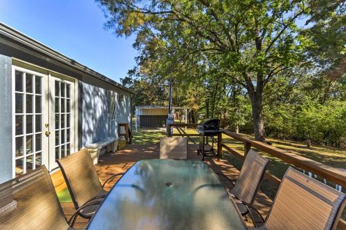 Charming Home with Deck and Yard - 1 Mi to Lake Texoma!