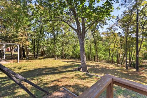 Charming Home with Deck and Yard - 1 Mi to Lake Texoma!