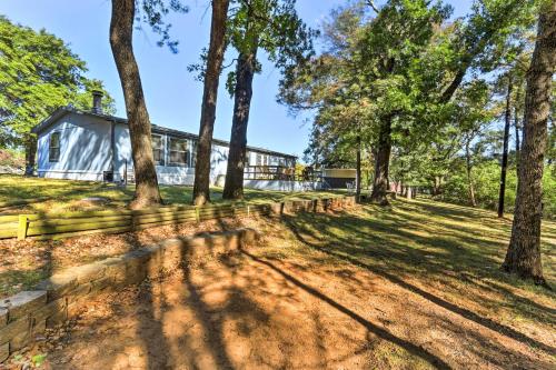 Charming Home with Deck and Yard - 1 Mi to Lake Texoma!