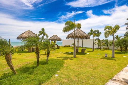 Beachfront 2BR Ocean view Balcony 3 Pools in Nueva Gorgona
