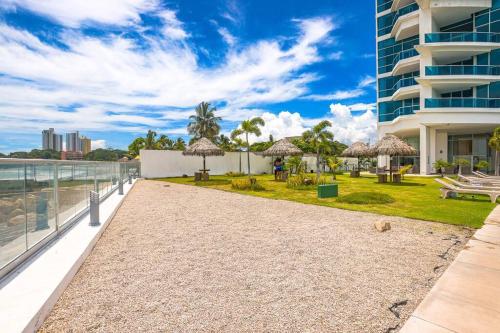 Beachfront 2BR Ocean view Balcony 3 Pools in Nueva Gorgona