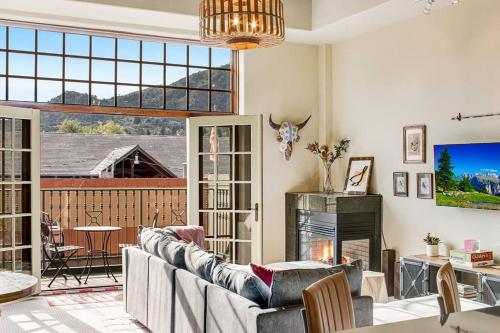 The Owls Nest @ Manitou: Mtn Views on Main Street in Manitou Springs, USA