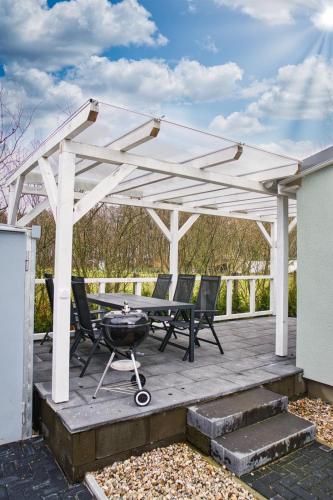 Bejárat, modernes Ferienhaus Sonnendeck 70 QM I Strandnah I Terrasse I 2 Schlafzimmer I Nähe Werbellinsee (modernes Ferienhaus Sonnendeck 70 QM I Strandnah I Terrasse I 2 Schlafzimmer I Nahe Werbellinsee) in Joachimsthal