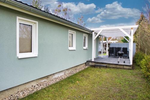 A szálláshely kívülről, modernes Ferienhaus Sonnendeck 70 QM I Strandnah I Terrasse I 2 Schlafzimmer I Nähe Werbellinsee (modernes Ferienhaus Sonnendeck 70 QM I Strandnah I Terrasse I 2 Schlafzimmer I Nahe Werbellinsee) in Joachimsthal