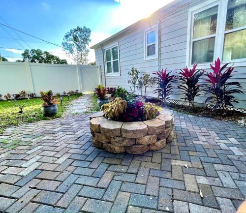 Cozy sanctuary minutes from the bay and beaches Cozy sanctuary minutes from the bay and beaches