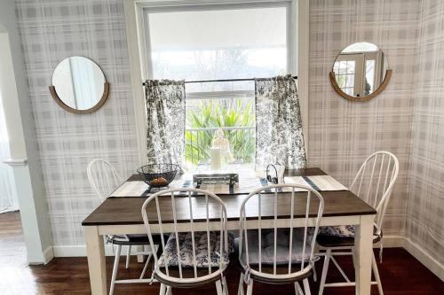 Cozy sanctuary minutes from the bay and beaches Cozy sanctuary minutes from the bay and beaches