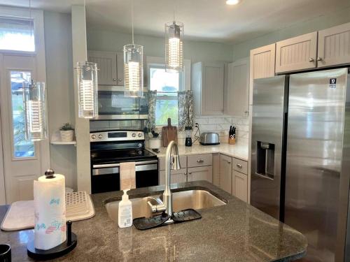 Cozy sanctuary minutes from the bay and beaches Cozy sanctuary minutes from the bay and beaches