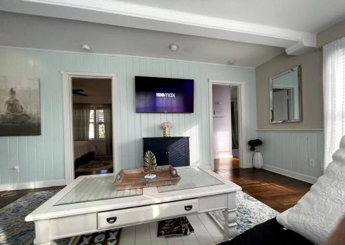 Cozy sanctuary minutes from the bay and beaches Cozy sanctuary minutes from the bay and beaches