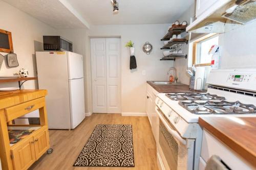 Cozy & Comfy Cottage in the City - w parking in Pittsburgh, USA