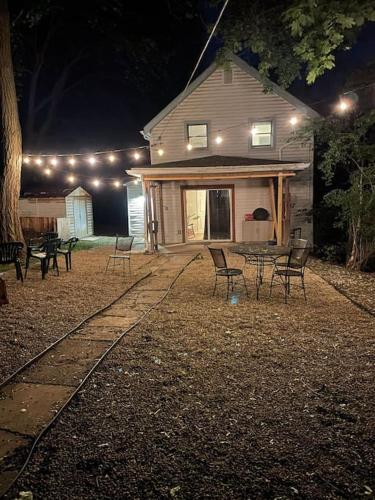 Cozy & Comfy Cottage in the City - w parking in Pittsburgh, USA