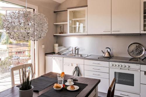 ห้องครัว, Charmante, großzügige Ferienwohnung Villa Fleurie (Charmante, großzugige Ferienwohnung Villa Fleurie) in เบรตเทิน