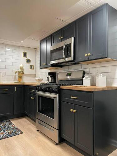 Modern & Chic XL Studio w EZ City Airport Access thumb 2