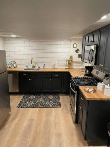 Modern & Chic XL Studio w EZ City Airport Access thumb 3