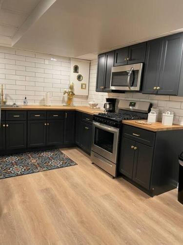 Modern & Chic XL Studio w EZ City Airport Access thumb 4