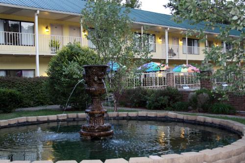 Golden Manor Inn & Suites - 정원