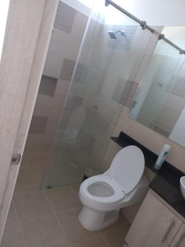 Fürdőszoba, Casa Quinta piscina privada y jacuzzi en cercanías a Girardot (Casa Quinta piscina privada y jacuzzi en cercanias a Girardot) in Santa Rita