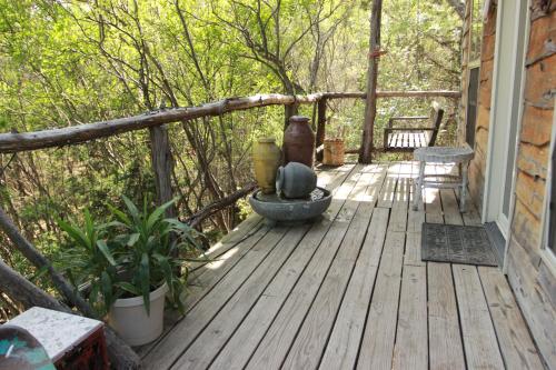 บริการและสิ่งอำนวยความสะดวก, The Cedar House at Creekside Camp & Cabins in มาร์เบิลฟอลส์ (TX)