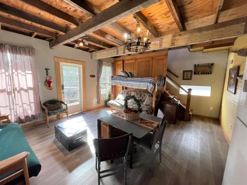 The Cedar House at Creekside Camp & Cabins in มาร์เบิลฟอลส์ (TX)