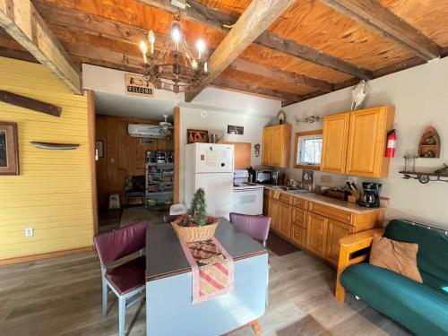 ห้องครัว, The Cedar House at Creekside Camp & Cabins in มาร์เบิลฟอลส์ (TX)