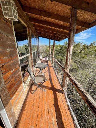 สภาพแวดล้อมโดยรอบ, The Cedar House at Creekside Camp & Cabins in มาร์เบิลฟอลส์ (TX)