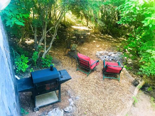 The Cedar House at Creekside Camp & Cabins in Marble Falls, USA