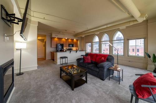 King bed w/ Panoramic Views of DT! - Apartment - Rochester