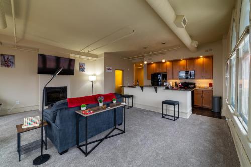 King bed w/ Panoramic Views of DT! in Rochester, USA