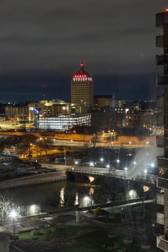 King bed w/ Panoramic Views of DT! in Rochester, USA