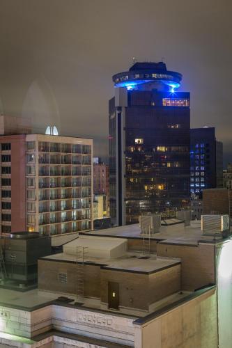 King bed w/ Panoramic Views of DT! in Rochester, USA
