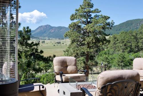 Mountain Luxury & Views Galore Near Palmer Lake in Larkspur, USA