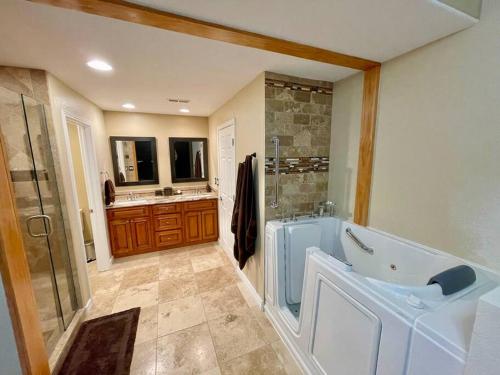 Mountain Luxury & Views Galore Near Palmer Lake in Larkspur, USA