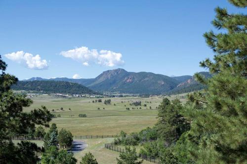 Mountain Luxury & Views Galore Near Palmer Lake in Larkspur, USA