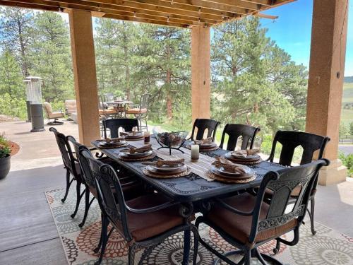 Mountain Luxury & Views Galore Near Palmer Lake in Larkspur, USA