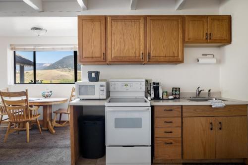 Elk Refuge Inn - image 12