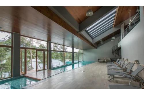 Bể bơi, Paraiso correntoso Hermoso departamento con vista al lago y piscina climatizada in Villa la Angostura