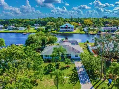 Blue Heron House, Private 4 BR Waterfront w Heated Pool and Fire Pit