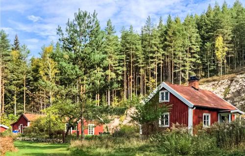 B&B Blåvik - Awesome Home In Boxholm With 2 Bedrooms And Wifi - Bed and Breakfast Blåvik