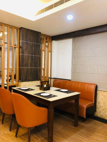 Restaurant, Hotel Myriad Lucknow in Hussainganj