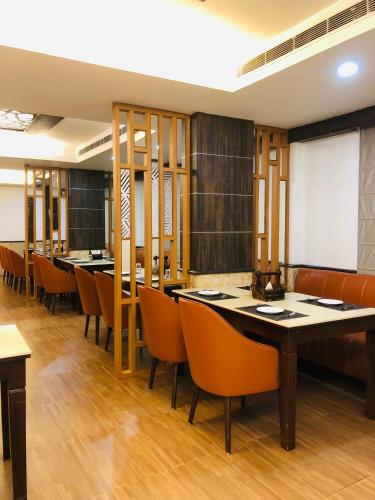 Restaurant, Hotel Myriad Lucknow in Hussainganj