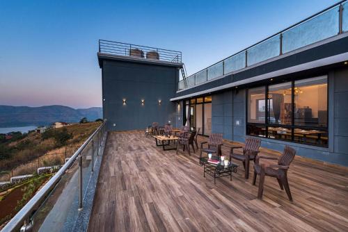 Eyes On The Lake by StayVista - A hillside villa with a captivating view of the river