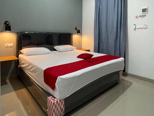 RedDoorz Plus near Alun Alun Kota Bora