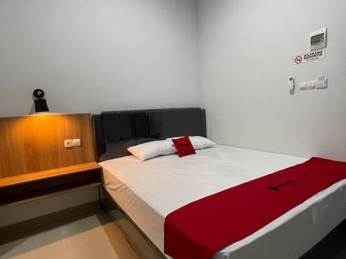 RedDoorz Plus near Alun Alun Kota Bora