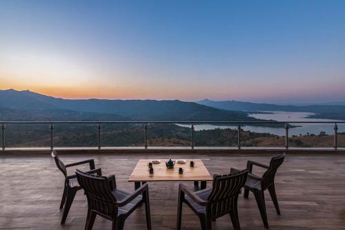 Eyes On The Lake by StayVista - A hillside villa with a captivating view of the river