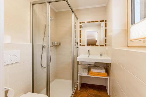 2 bedrooms, 5 beds