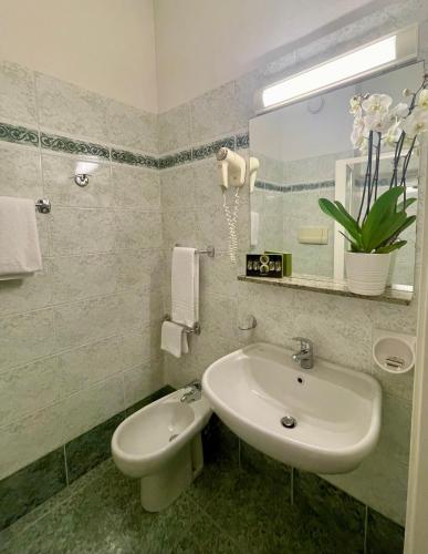 Hotel Embassy - image 10
