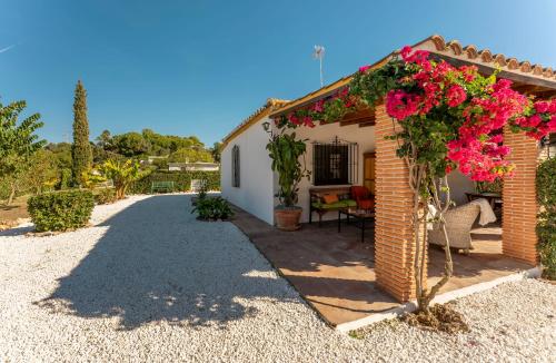 Jardín, Villa con piscina cerca de la playa in Estepona