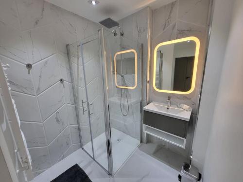 Splendid apartment, nice quality fittings - Tap to explore photos